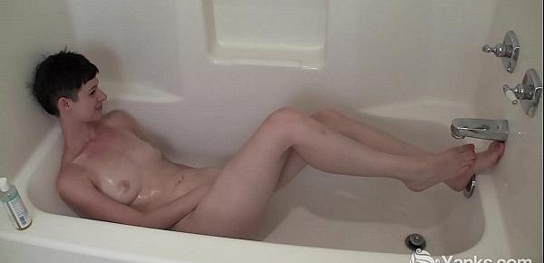  Yanks Quinn Masturbates In Bath Tub